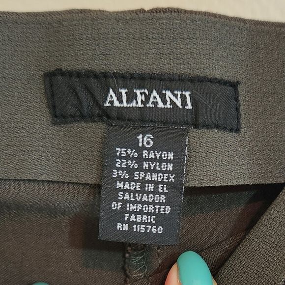 Alfani Capri Pants - Picture 4 of 4